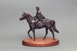 Photo gallery for Maquette of the statue Elizabeth II photo 2
