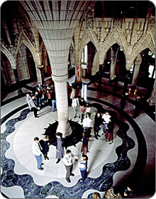 Visitors in Parliament's Confederation Hall © Library of Parliament / Mone's Photography
