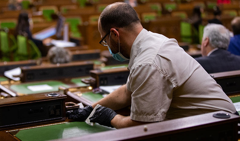 Des employés sur place nettoient et désinfectent des endroits clés et aménagent la Chambre et les salles de comités de manière à pouvoir y accueillir des séances hybrides.