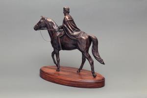 Photo gallery for Maquette of the statue Elizabeth II photo 9